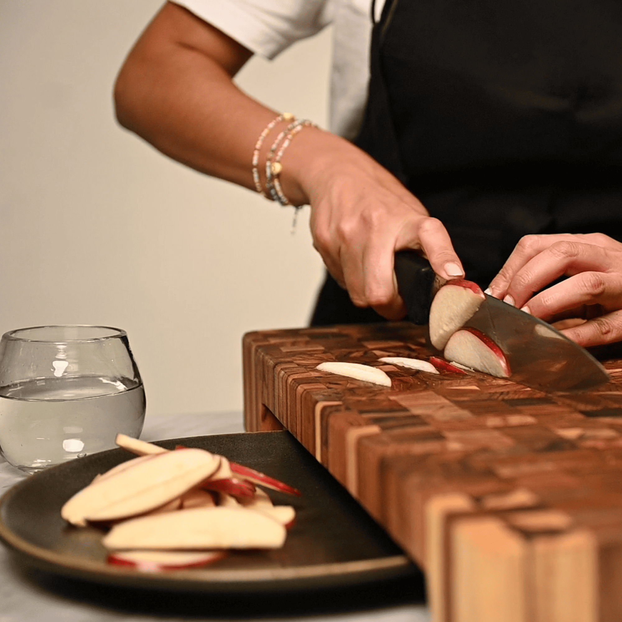 小物 Butcher ProductS 18x12 Multi-Wood Butcher Block with Non-Slip Silicone Feet